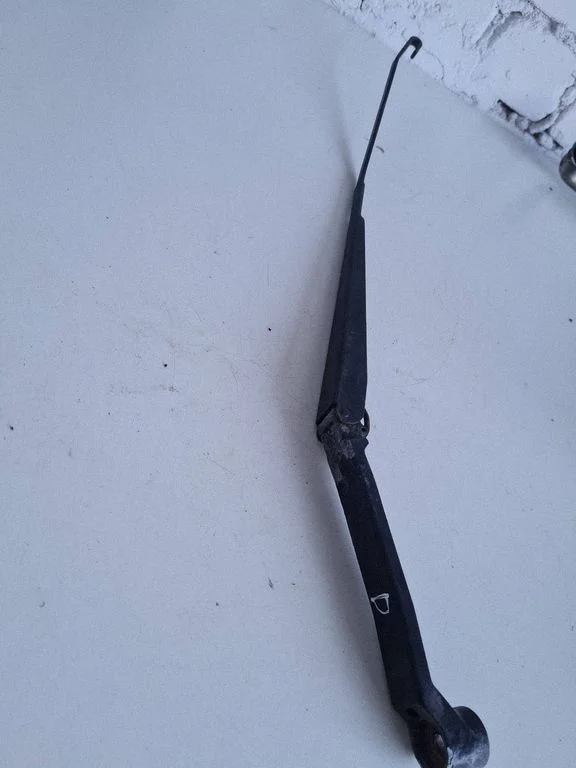 Priekinio stiklo valytuvų kojelė