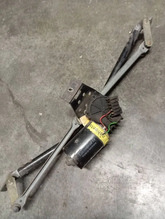 Front wiper linkage and motor