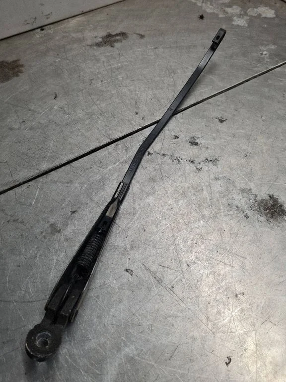 Rear wiper blade arm – Mercedes-Benz Vito Viano W638 (1996-2003)