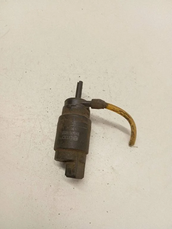 Klaasipesuvedeliku pump (klaaside) – Volkswagen Transporter - Caravelle T4 (1991-2003)