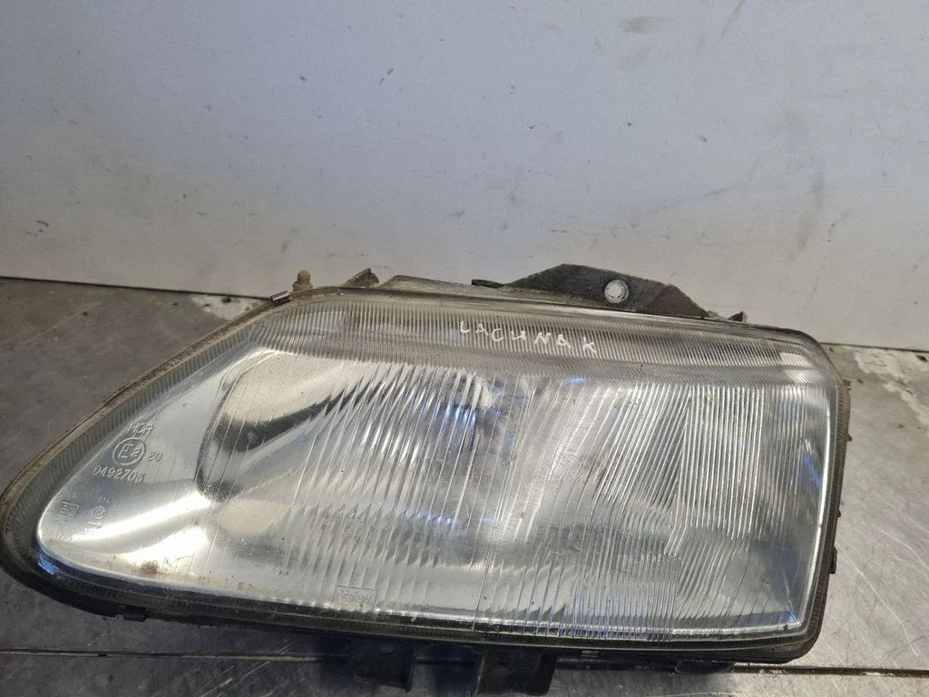 Priekšējais lukturis E2200492705