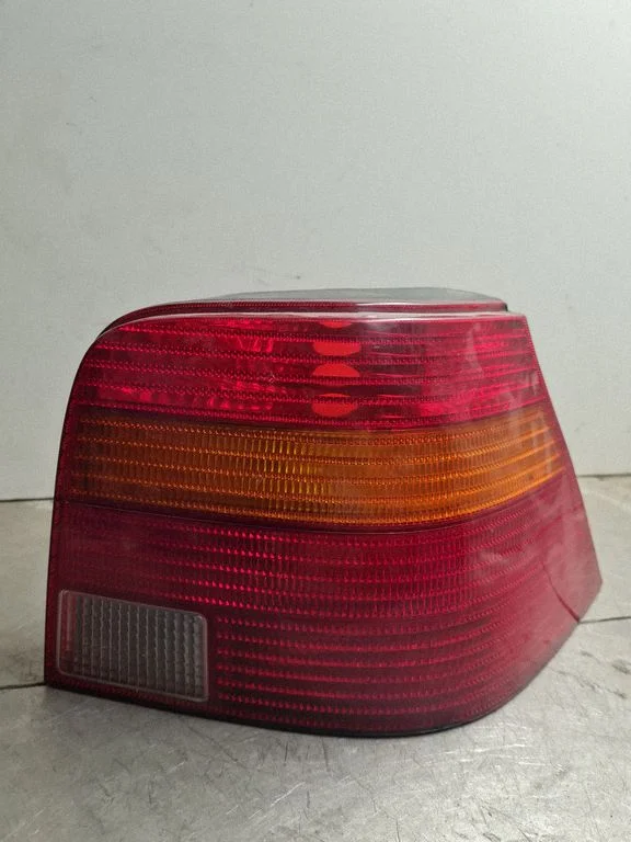 Lampa tylna w błotniku 37740719