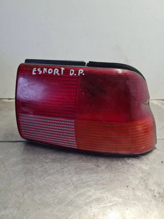 Lampa tylna w błotniku 93AG13N004AA