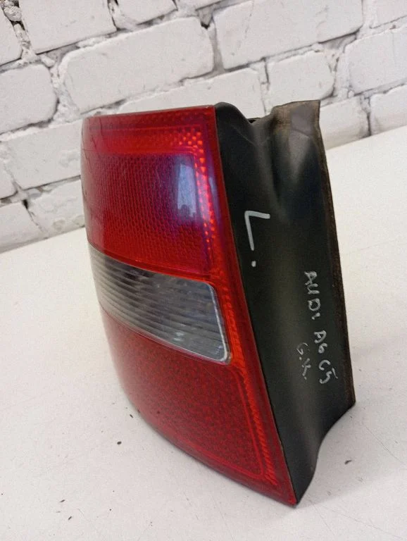 Rear/tail lights 4B9945095F