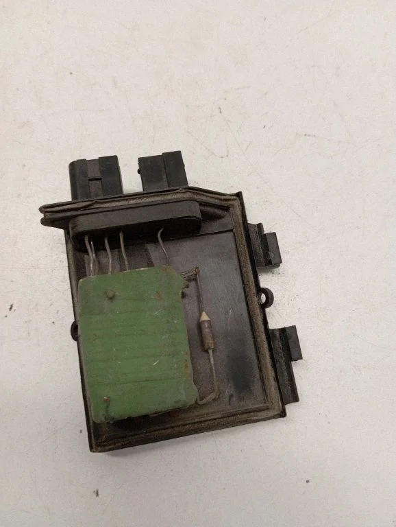 Heater blower motor/fan resistor – Audi A4 S4 B5 8D (1994-1999)