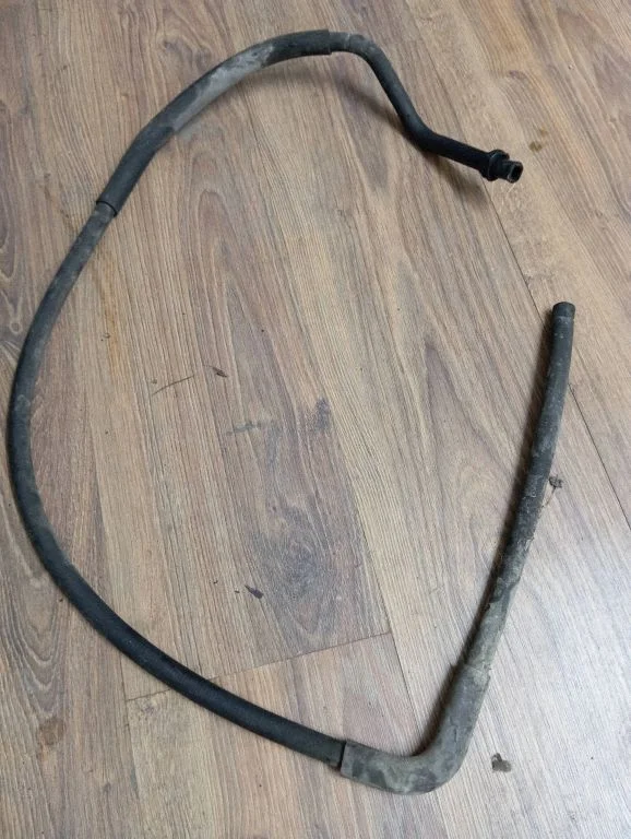 Engine coolant pipe/hose