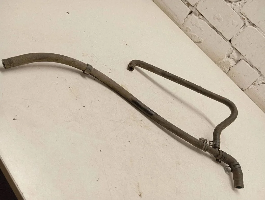 Engine coolant pipe/hose