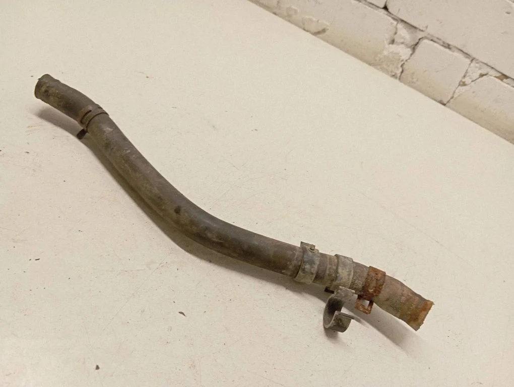 Engine coolant pipe/hose