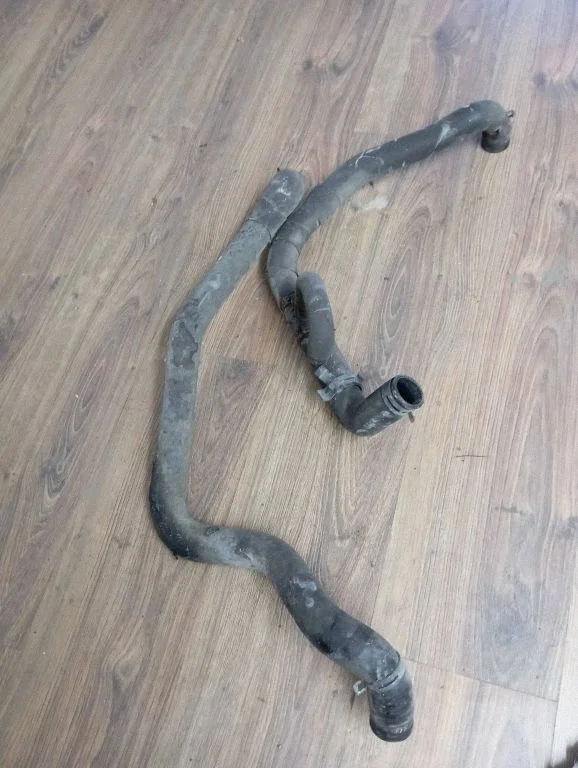 Engine coolant pipe/hose