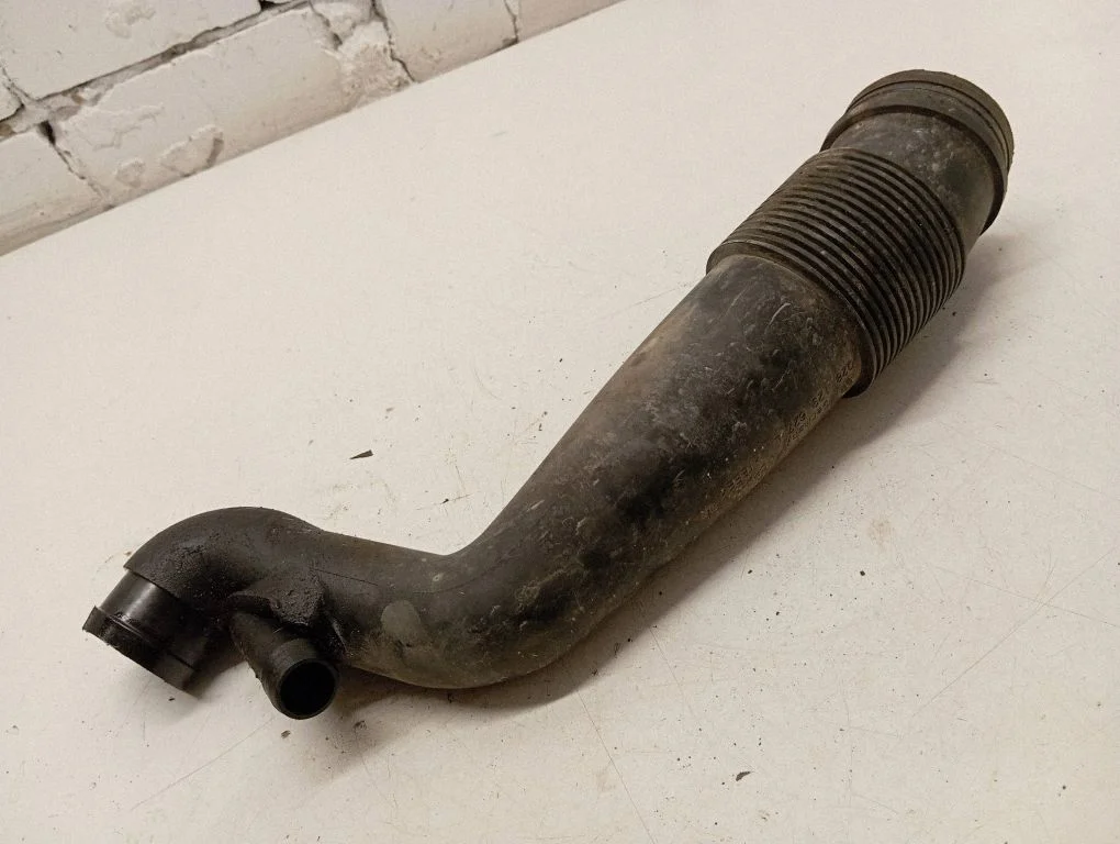 Air intake hose/pipe 028129627L