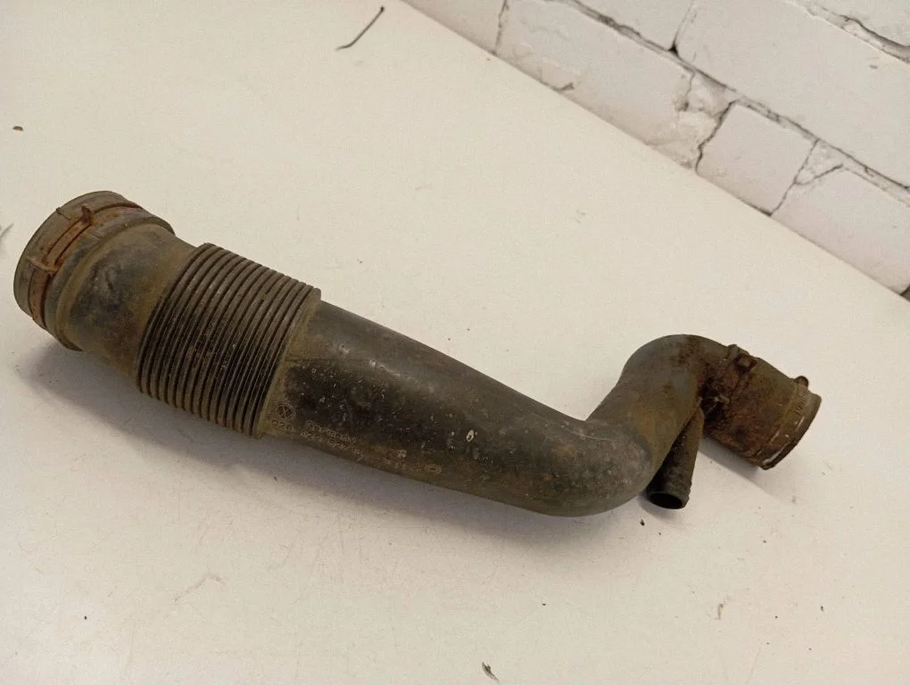 Air intake hose/pipe 028129627L