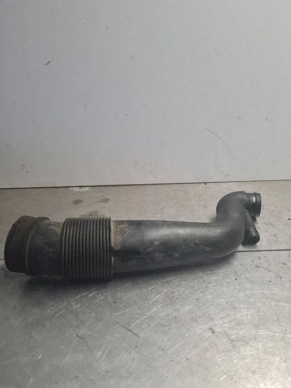 Air intake hose/pipe 028129627L