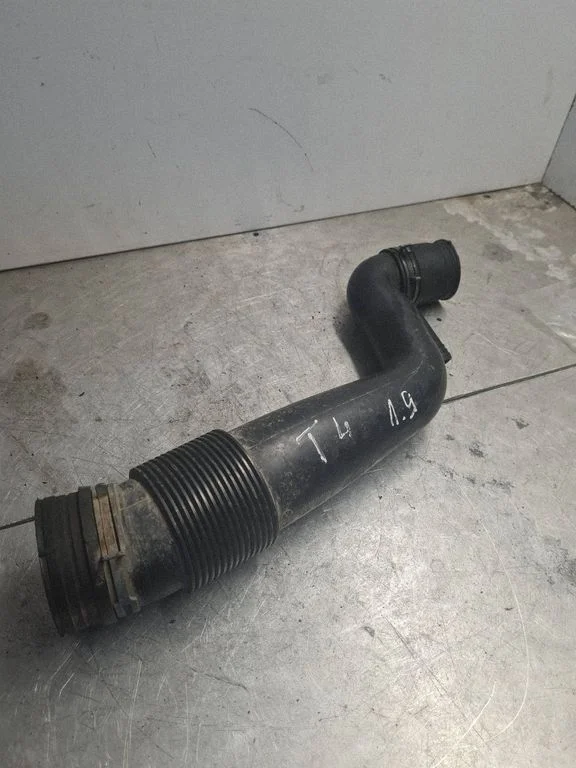 Air intake hose/pipe 028129627N