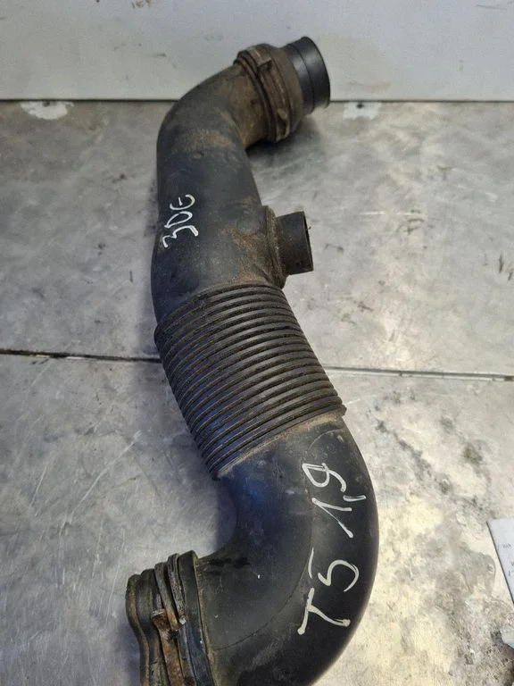 Air intake hose/pipe – Volkswagen Transporter - Caravelle T5 (2003-2015)