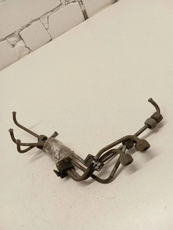 Fuel line pipe 4669156