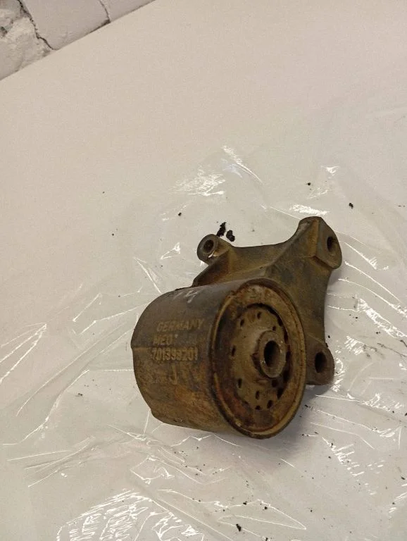 Engine mount bracket 701399201J