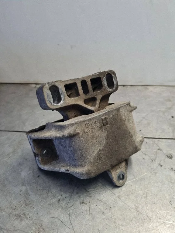 Engine mount bracket – Mercedes-Benz Sprinter W901 W902 W903 W904 (1995-2007)