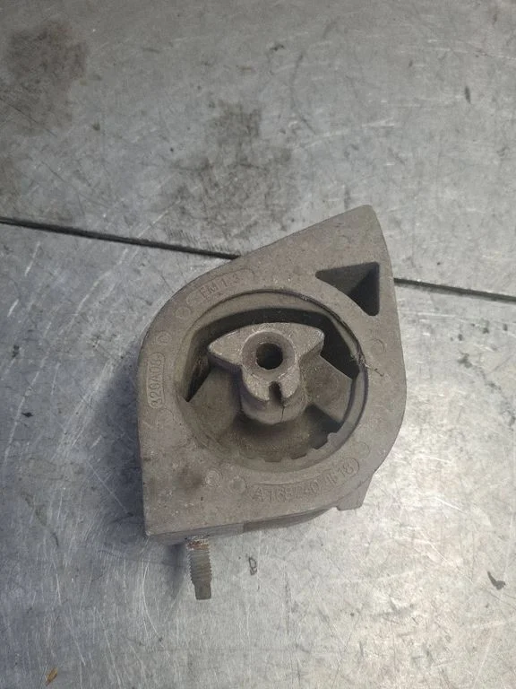 Engine mount bracket A1682400618