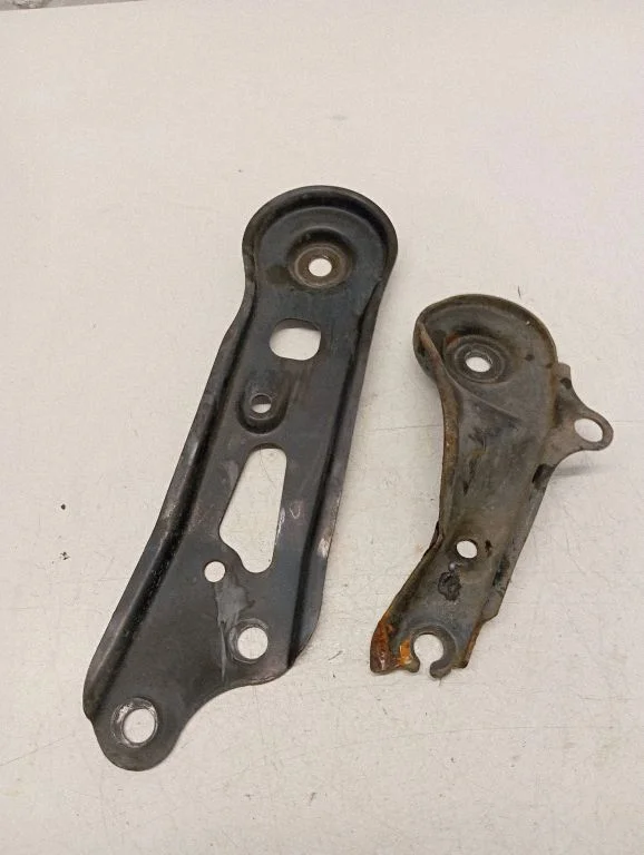 Engine mounting bracket – front right