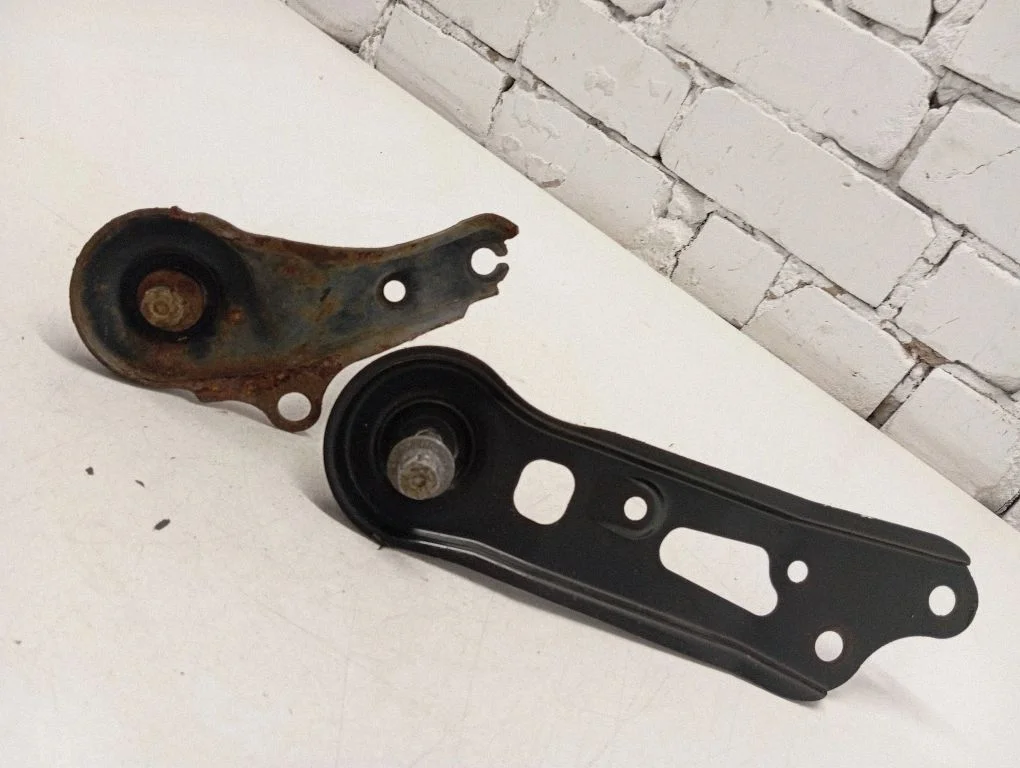 Engine mounting bracket – front left