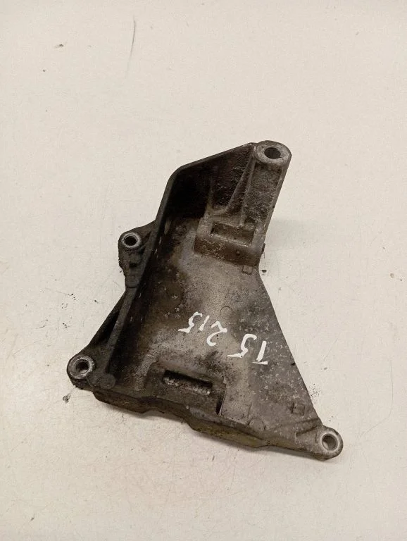 Engine mounting bracket – Volkswagen Transporter - Caravelle T5 (2003-2015)