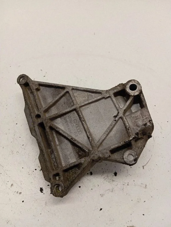 Engine mounting bracket – Volkswagen Transporter - Caravelle T5 (2003-2015)