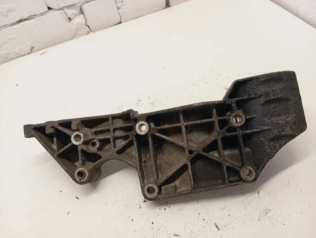 Engine mounting bracket – Volkswagen Transporter - Caravelle T5 (2003-2015)