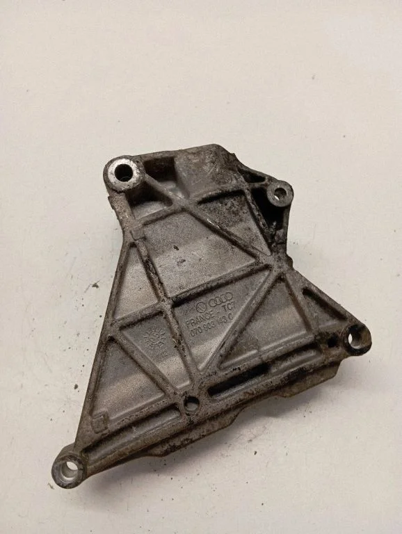 Engine mounting bracket – Volkswagen Transporter - Caravelle T5 (2003-2015)