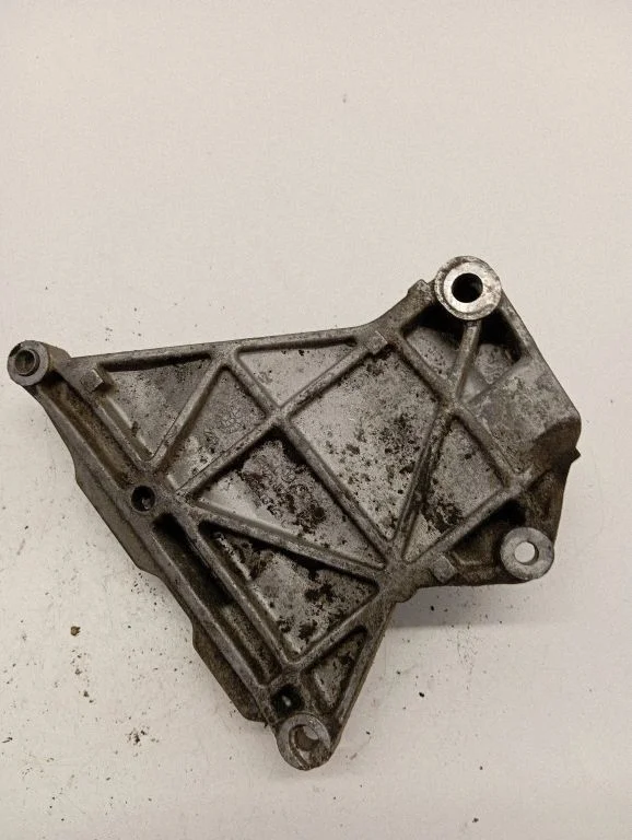Engine mounting bracket – Volkswagen Transporter - Caravelle T5 (2003-2015)