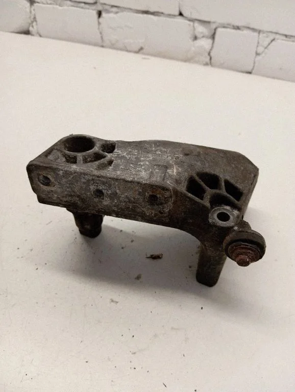 Mootori kinnituskronstein 038199207A