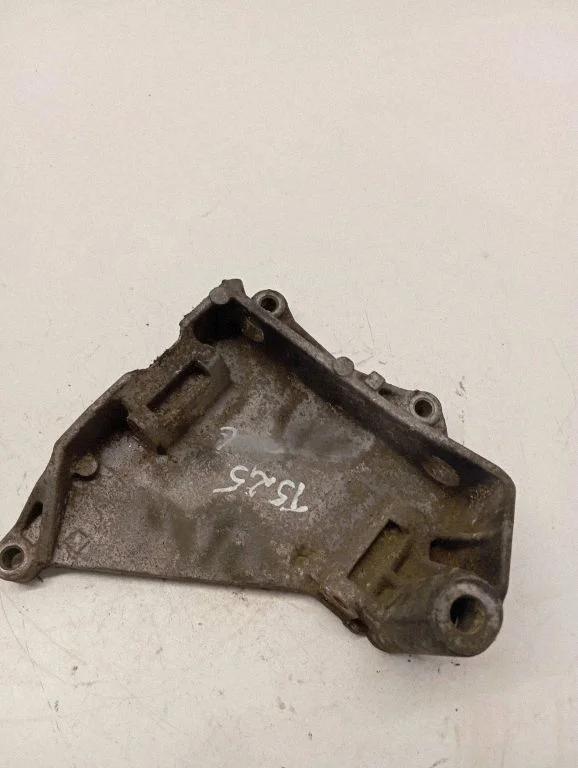 Engine mounting bracket – Volkswagen Transporter - Caravelle T5 (2003-2015)