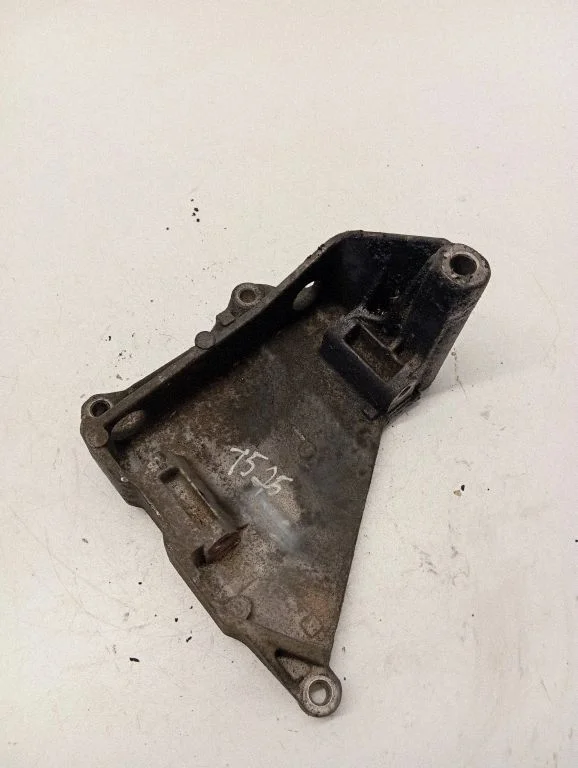 Engine mounting bracket – Volkswagen Transporter - Caravelle T5 (2003-2015)