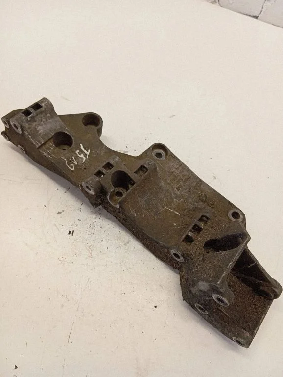 Engine mounting bracket – Volkswagen Transporter - Caravelle T5 (2003-2015)