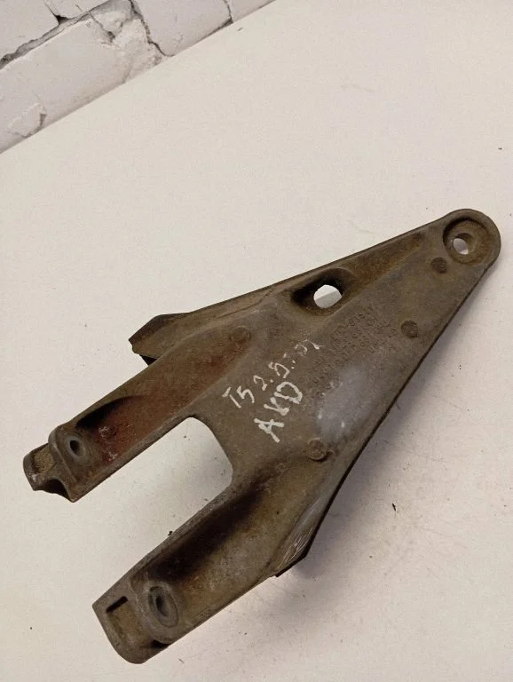 Engine mounting bracket 7H0199370M