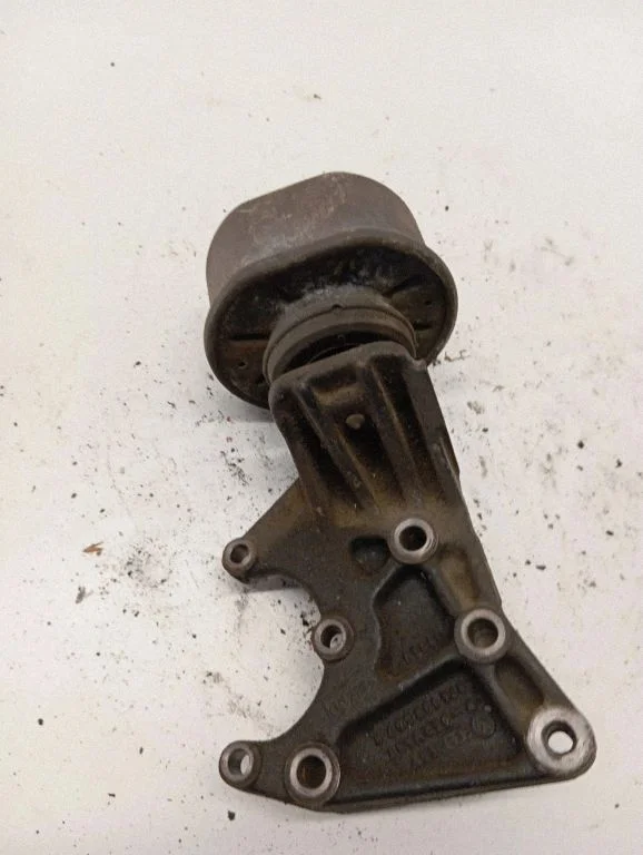Engine mounting bracket 073199307J