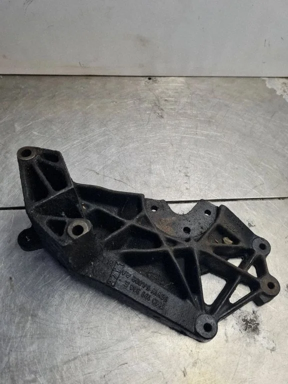 Dzinēja stiprinājuma kronšteins 7M0199308E