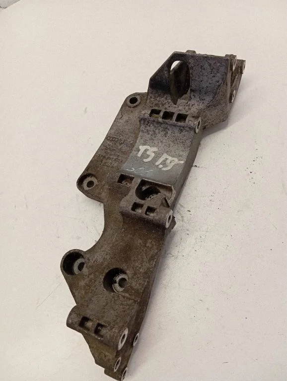 Engine mounting bracket – Volkswagen Transporter - Caravelle T5 (2003-2015)