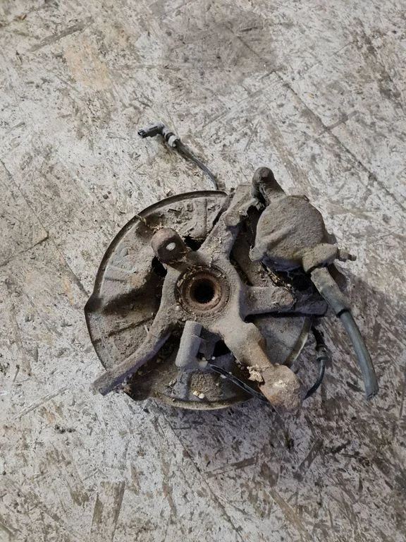 Front wheel hub – front left