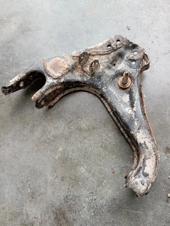 Front lower control arm/wishbone – front left