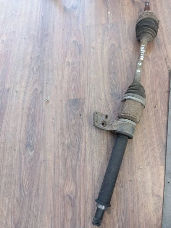 Eesmine pooltelg – eesmine parem
