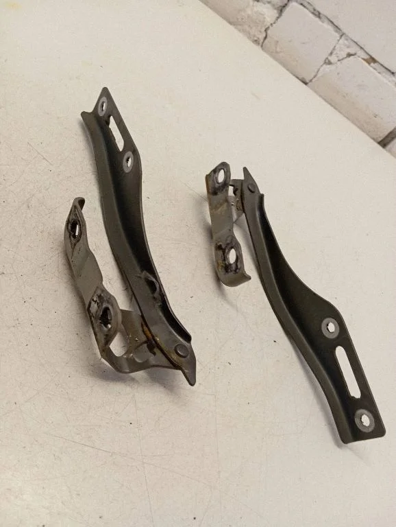 Engine bonnet/hood hinges