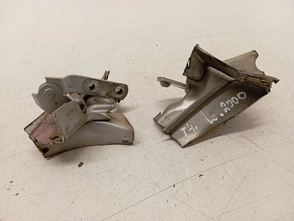 Engine bonnet/hood hinges 701805384J