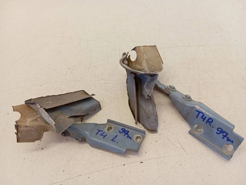 Engine bonnet/hood hinges 701805383D