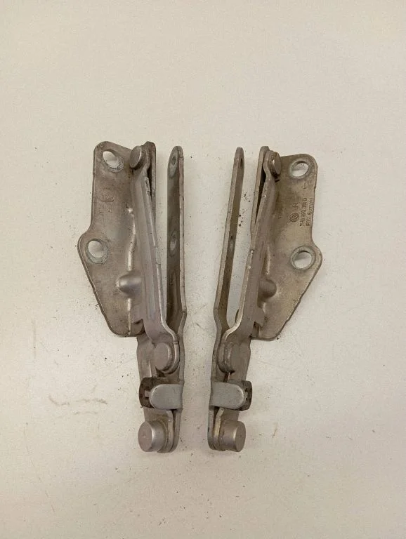 Motora pārsega eņģe (-es) 7H0823302D