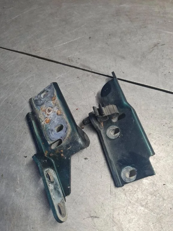 Engine bonnet/hood hinges 7D0805384A