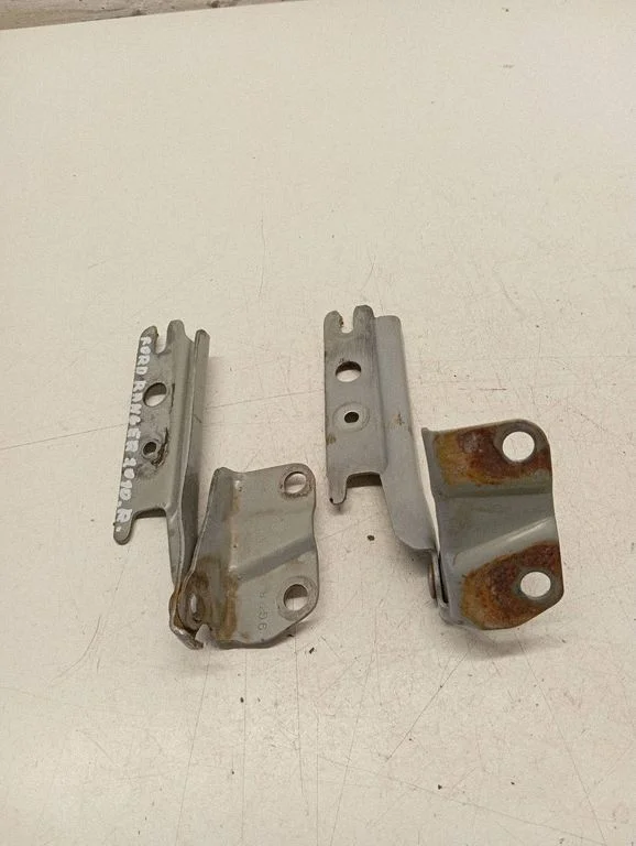Engine bonnet/hood hinges 9G28