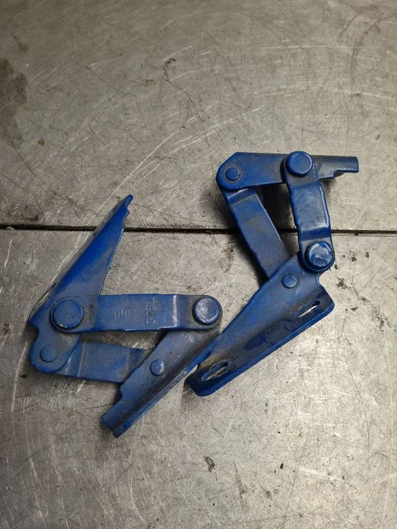 Engine bonnet/hood hinges – Mercedes-Benz Sprinter W901 W902 W903 W904 (1995-2007)