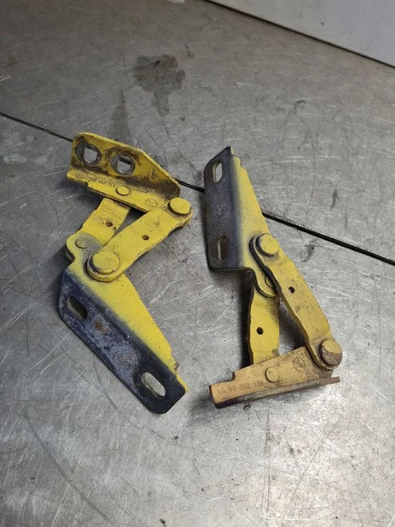 Engine bonnet/hood hinges – Mercedes-Benz Sprinter W901 W902 W903 W904 (1995-2007)