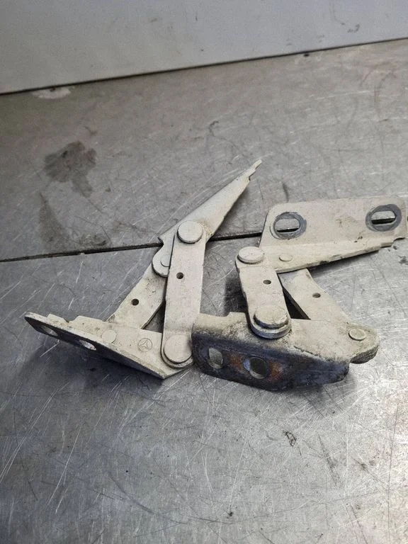 Engine bonnet/hood hinges – Mercedes-Benz Sprinter W901 W902 W903 W904 (1995-2007)