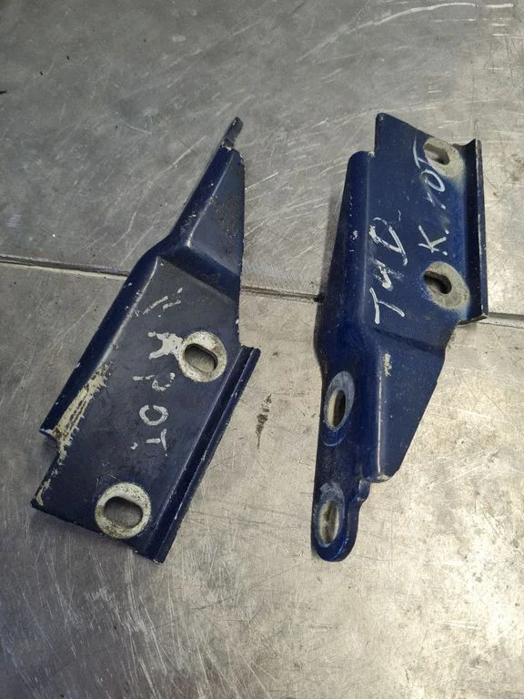 Engine bonnet/hood hinges 701805384C